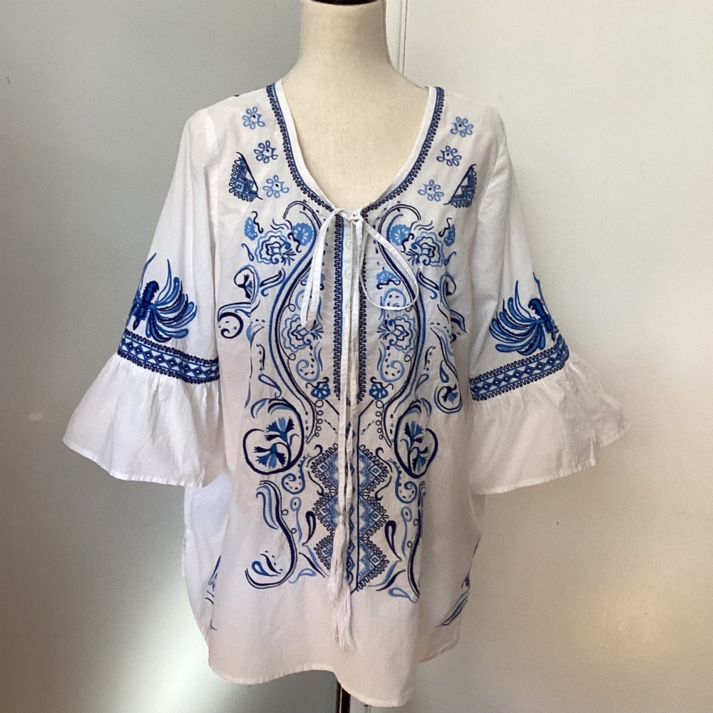 DENIM 24/7  WOMAN PLUS 16W WHITE BLOUSE  BLUE FLORAL EMBROIDERY RELAXED FIT